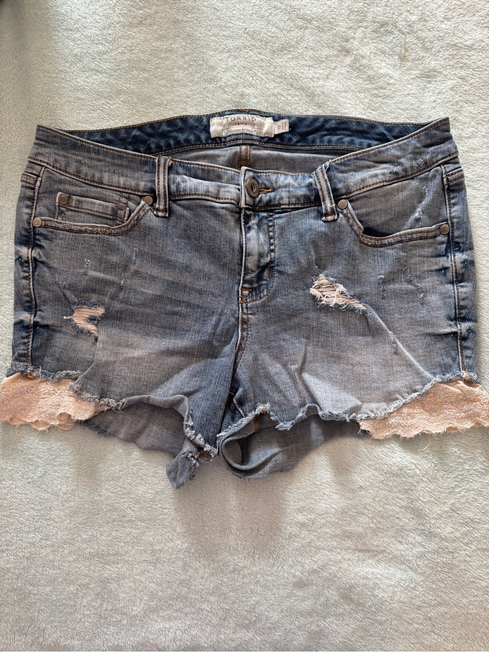 Women’s Torrid Blue Denim Jean Shorts With Beaded Lace Trim Size 12